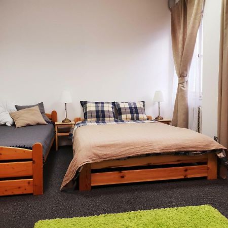 Quiet Courtyard Apartment Прага Екстер'єр фото