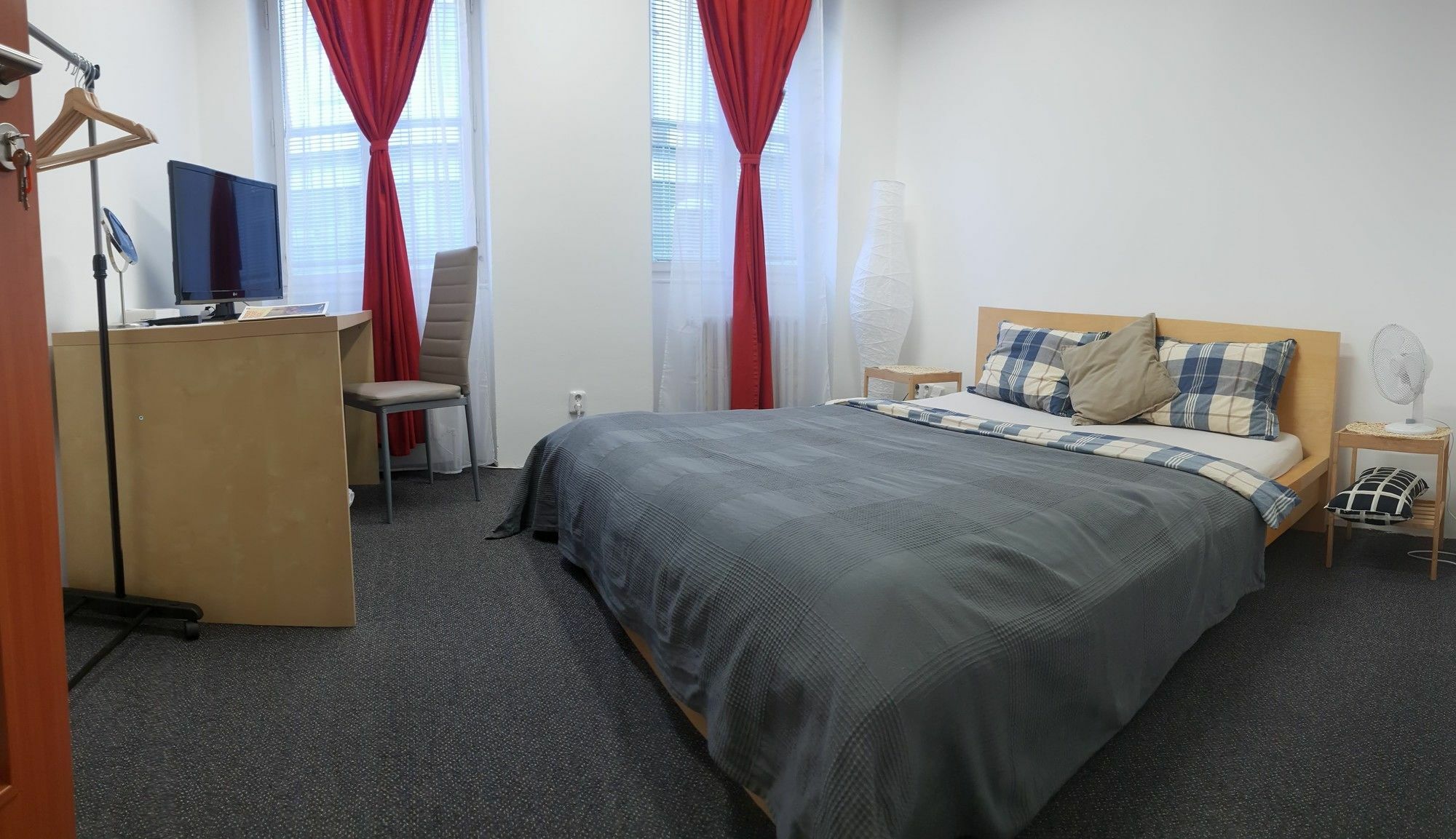 Quiet Courtyard Apartment Прага Екстер'єр фото