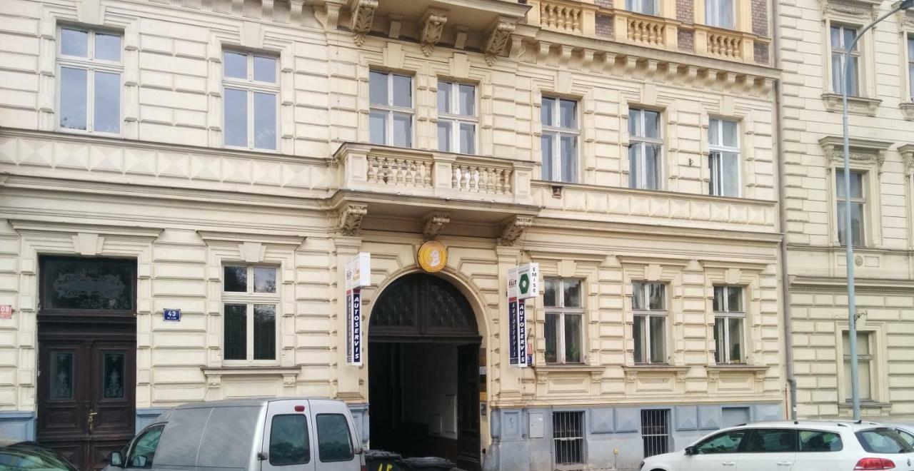 Quiet Courtyard Apartment Прага Екстер'єр фото