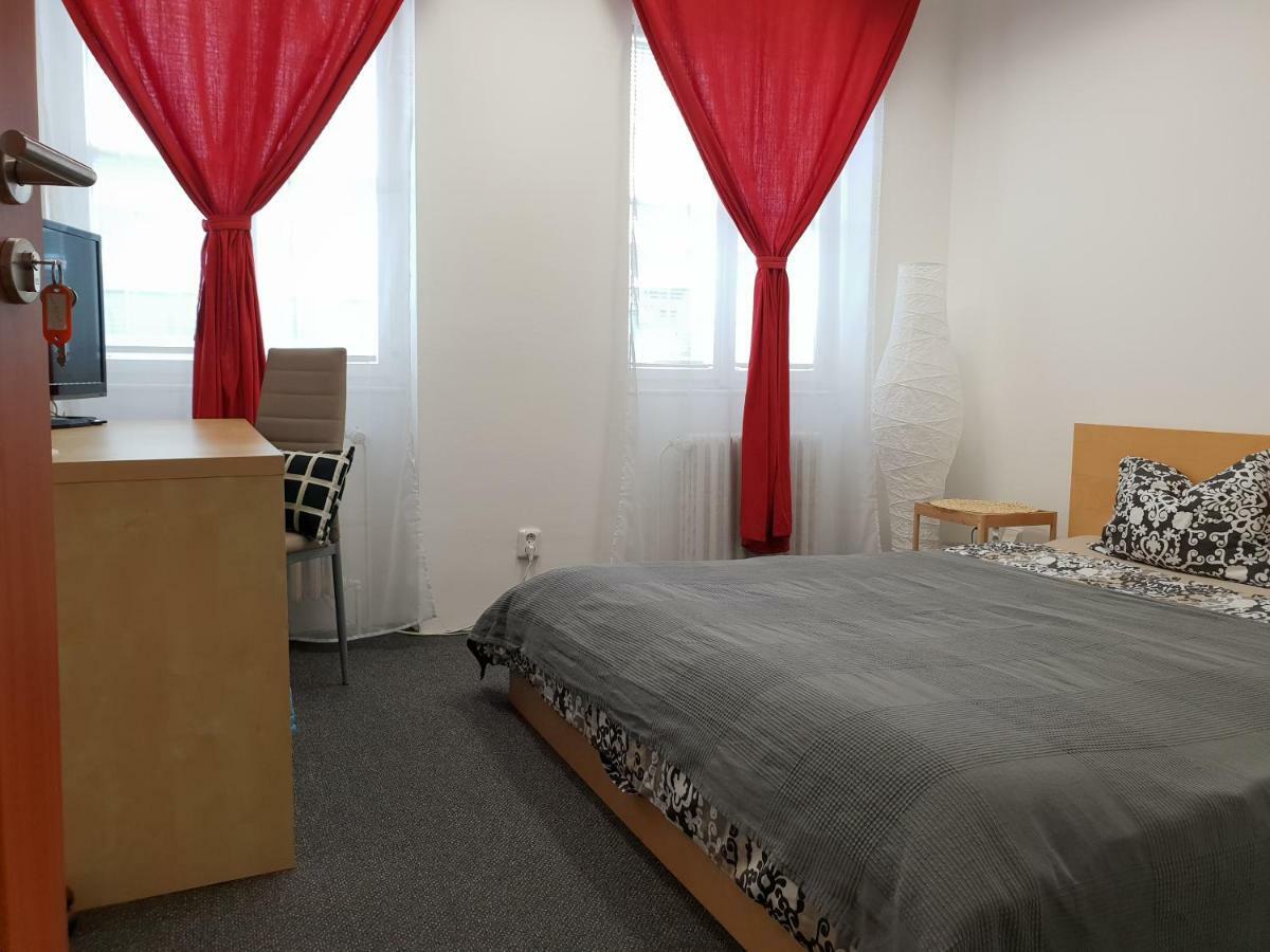Quiet Courtyard Apartment Прага Екстер'єр фото