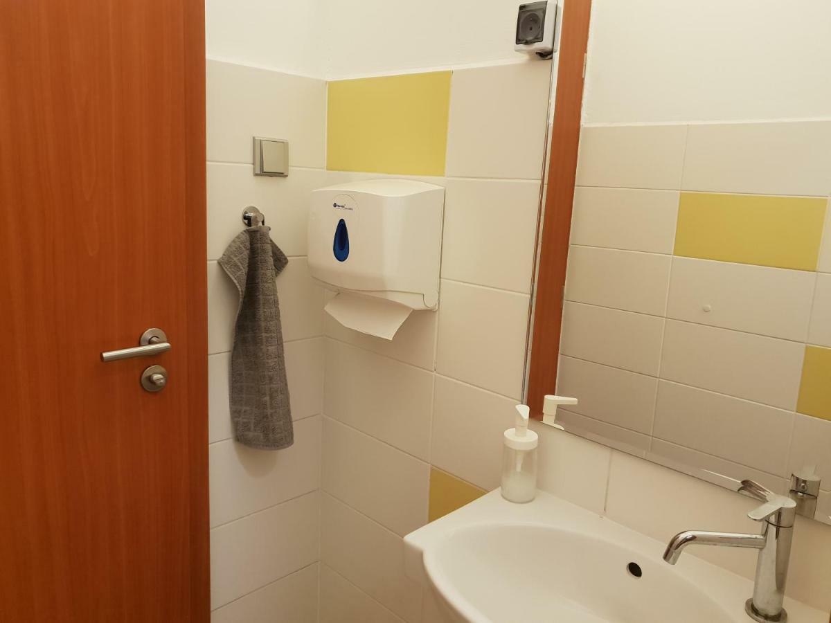 Quiet Courtyard Apartment Прага Екстер'єр фото