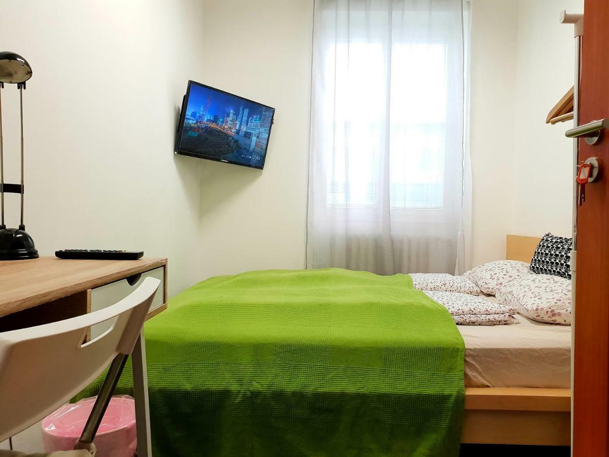Quiet Courtyard Apartment Прага Екстер'єр фото